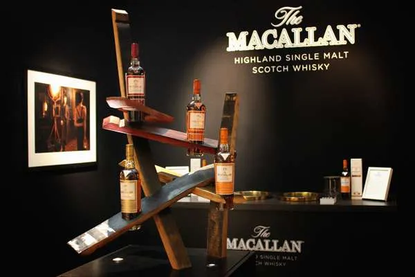 Rượu Whisky Macallan sang trọng trên máy bay