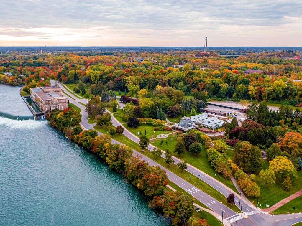 Lái xe trên đường Niagara Parkway - Lý do để ghé thăm Thác Niagara