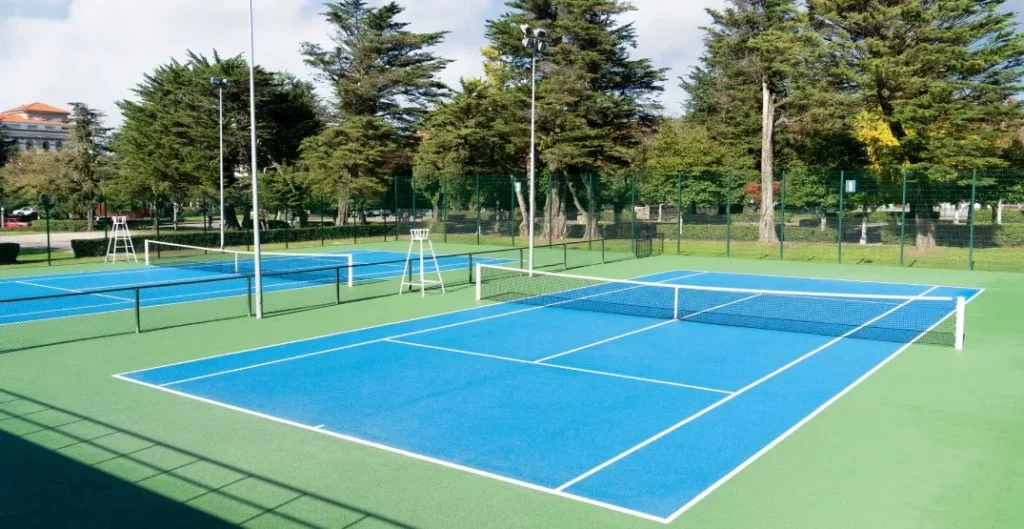 Sân tennis ở công viên