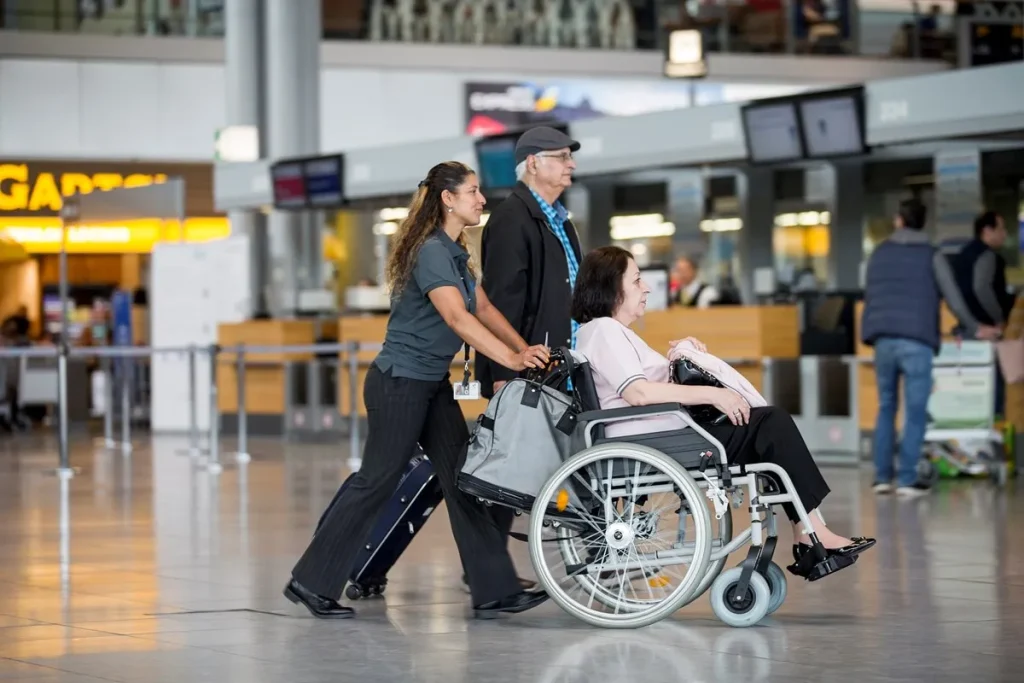 Quy định mang xe lăn lên chuyến bay STARLUX Airlines