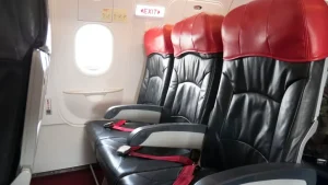 Chỗ ngồi tốt nhất khi bay cùng gia đình - Hãy thử ngồi ở hàng ghế thoát hiểm