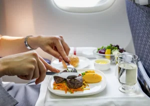 Những điều cần biết trước khi gọi đồ ăn và đồ uống trên máy bay